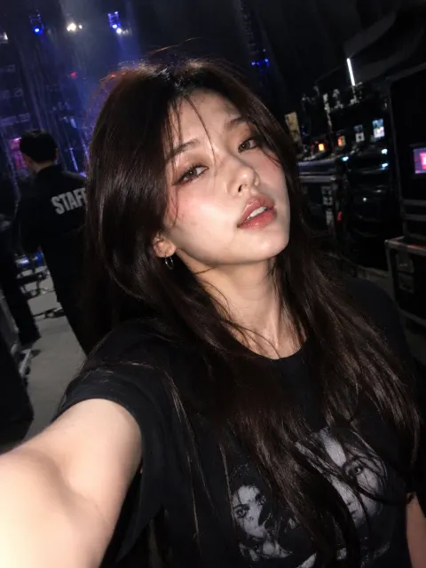 Accidental Backstage iPhone Selfie Look