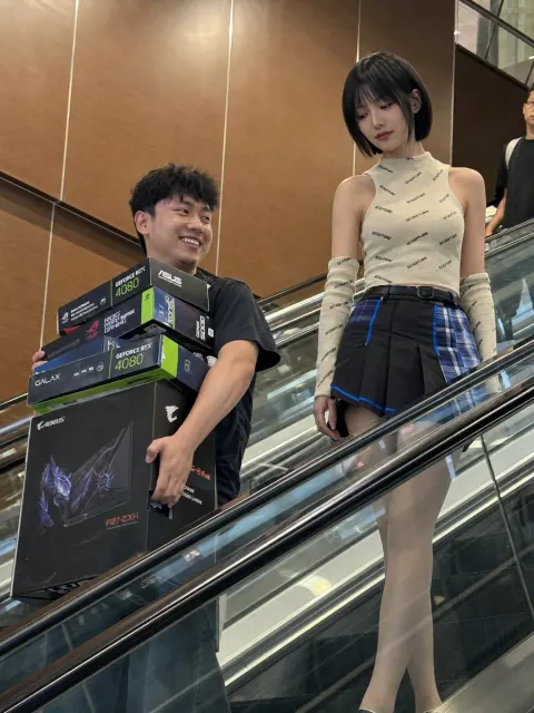 GPU Haul Couple Escalator Moment