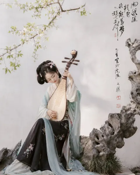Hanfu Pipa Musician