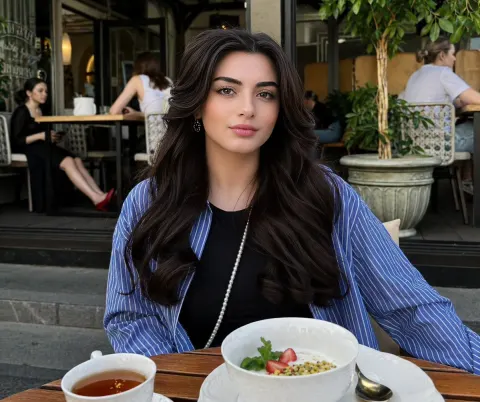 Café Morning Glow Portrait