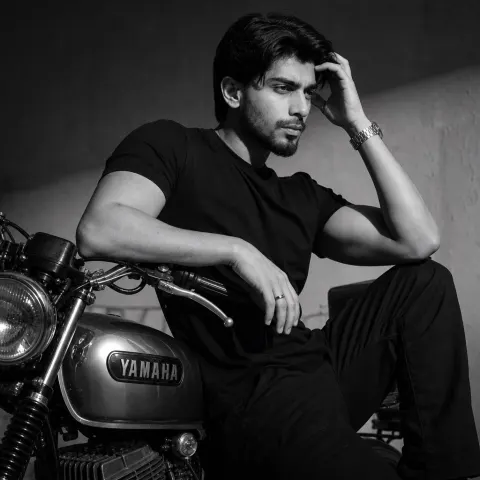 Moto Rebel Noir Portrait