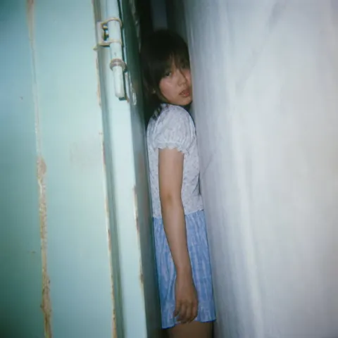 Flash Snapshot Girl in Narrow Gap