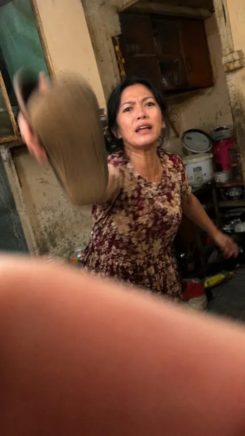 Kitchen Slipper Attack Caught on Camera