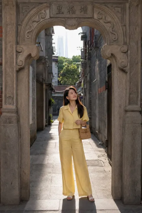 Shanghai Shikumen Morning Street Portrait