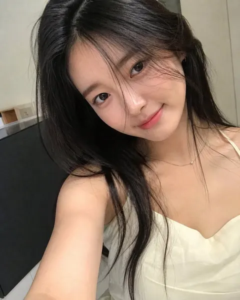 AI Woman iPhone Selfie