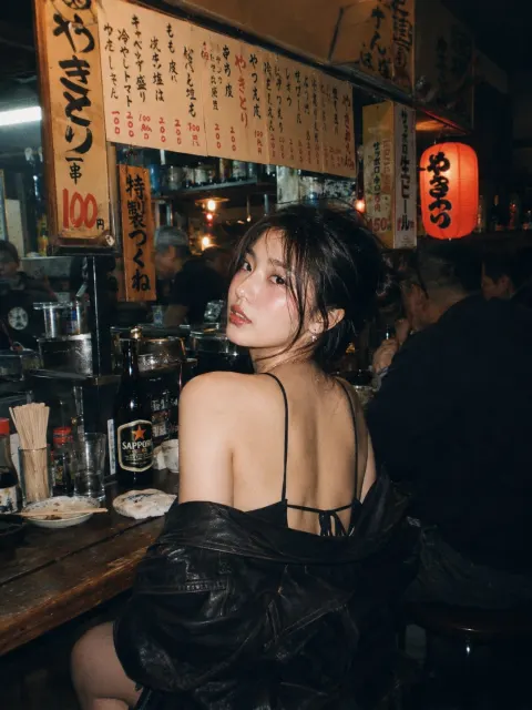 Izakaya Beauty Seductive Gaze