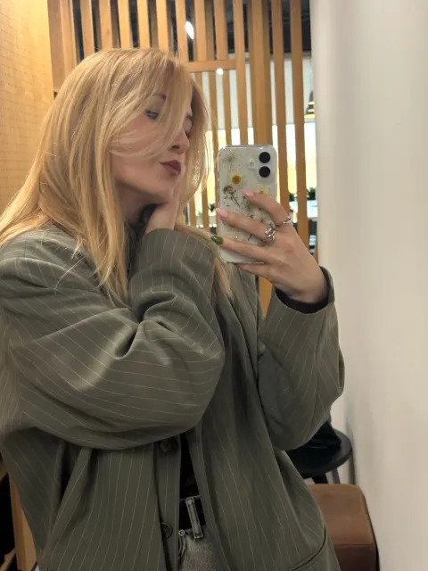 Mirror Selfie Fashion Illustration