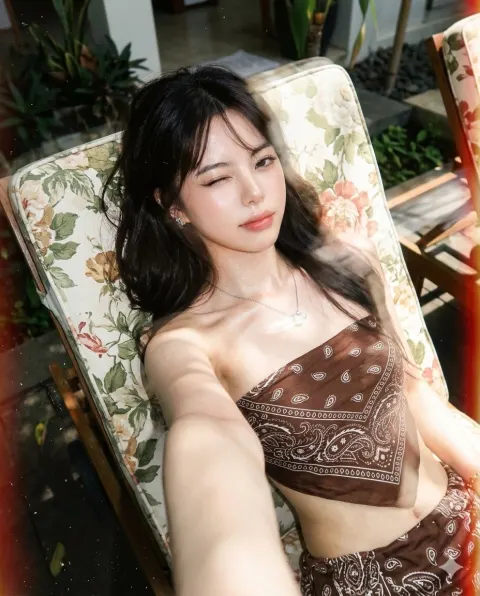 Retro Vacation Selfie Glow