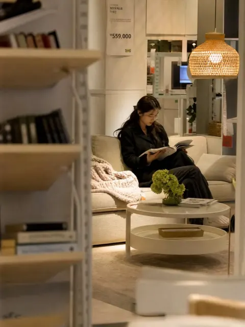 DSLR Candid in IKEA Showroom
