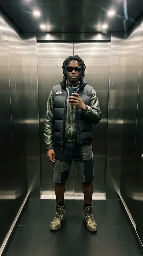 Elevator Selfie - Streetwear