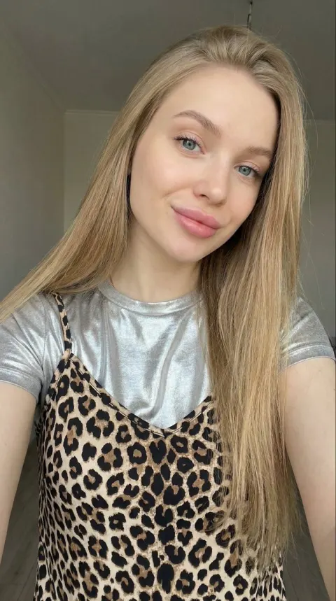 Leopard Print Crop Top Selfie