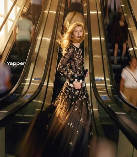 Escalator Fashion Queen