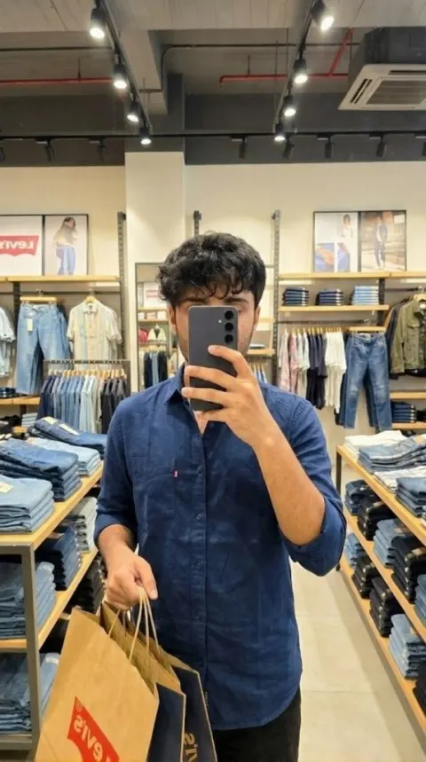 Levi's Mirror Selfie Shopping