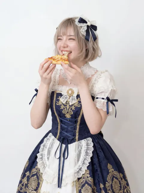Fashion Pizza Mukbang Close-up