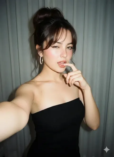 Retro 90s Selfie Girl