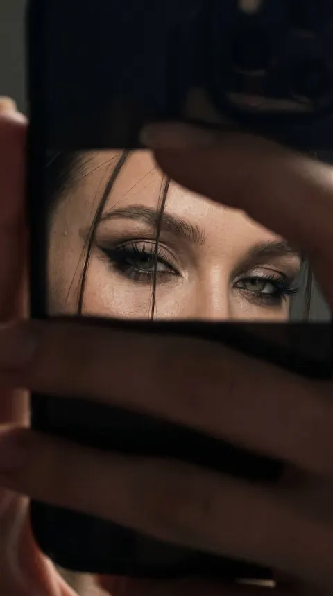 Dark Cat-Eye Selfie Glimpse