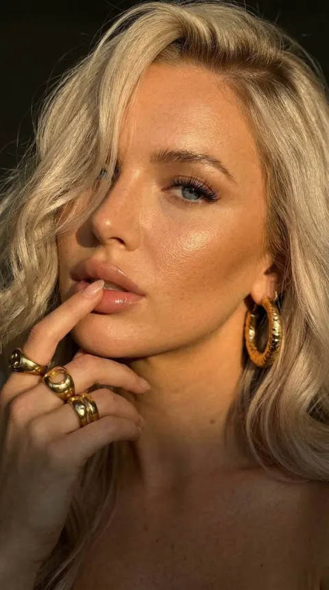 Golden Jewelry Portrait Side Light