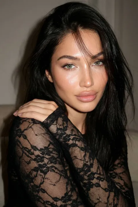 Flash Selfie Beauty Portrait