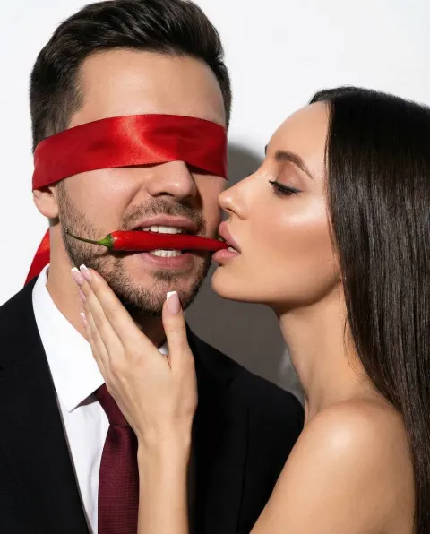 Blindfolded Lovers Chili Kiss