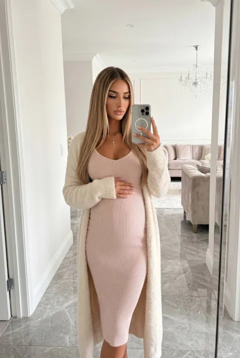 Rosy Maternity Mirror Selfie Glow