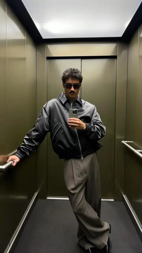 Urban Chic Elevator Mirror Selfie