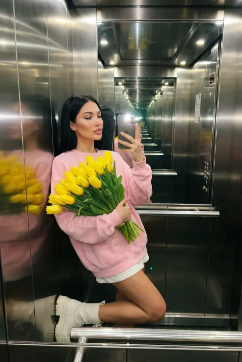 Elevator Tulip Mirror Selfie Style