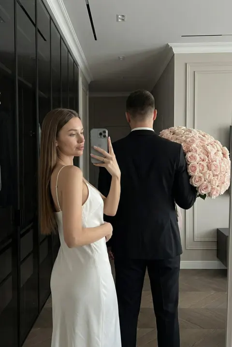 Luxury Mirror Selfie with Roses