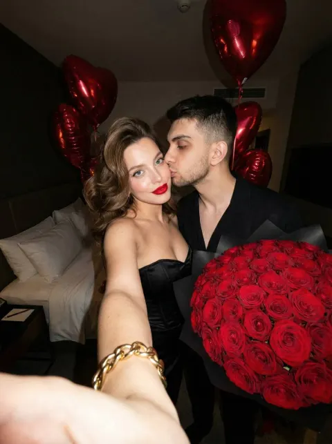 Romantic Couple Selfie Bouquet