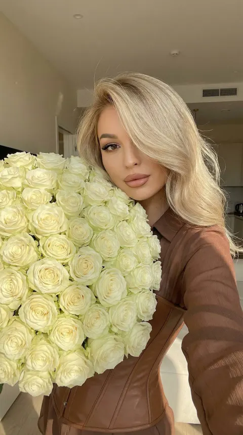 Selfie with Thousand White Roses