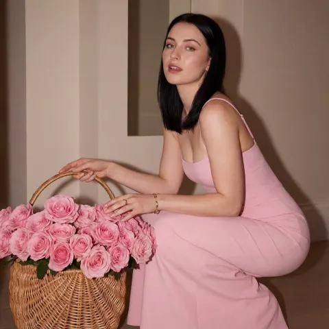 Rose Beauty Graceful Kneel