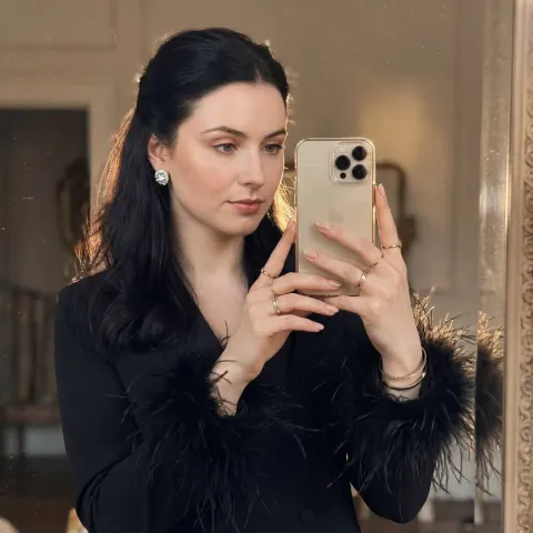Elegant Mirror Selfie Glow