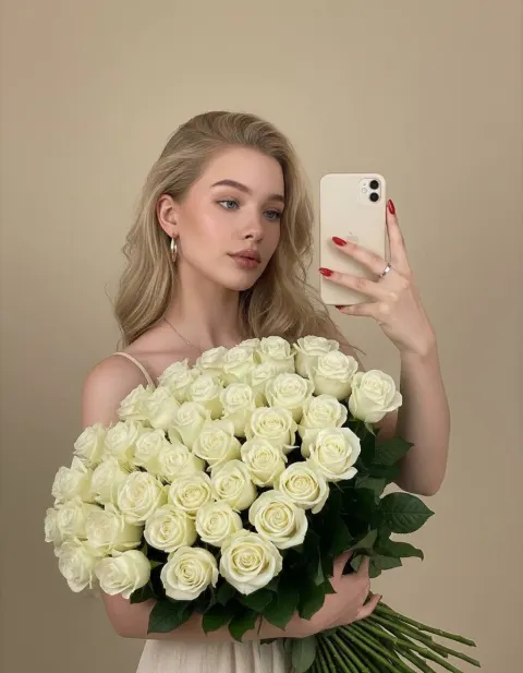 White Roses Selfie Aesthetic