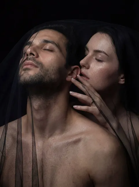 Dramatic Veil Portrait Moment