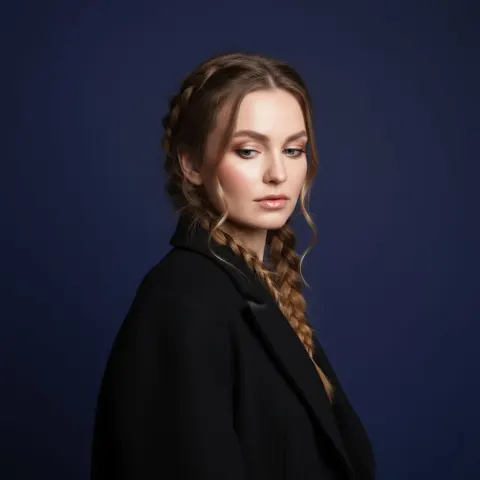 Indigo Grace: Aloof Elegance