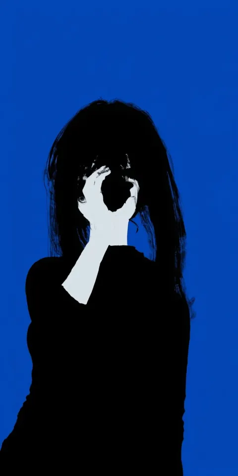 A beautiful girl ，her right eye is a black hole