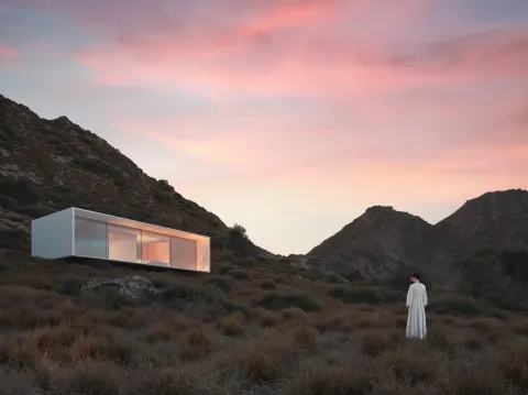 Quiero una imagen hiperrealista, de un atardecer y de la vista a una montaña. Muy editorial y muy vo