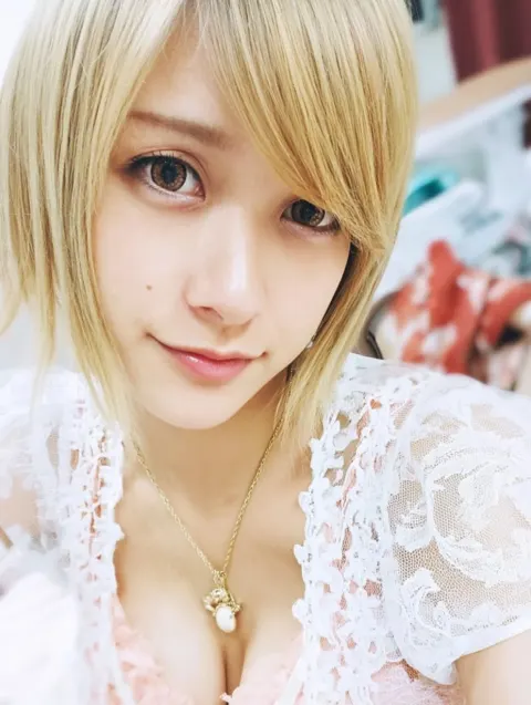 Everyday Selfie, Trendy and Cheerful
