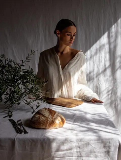 Bread with sunligh moderne photo on white table on white linen delete want it plane remove nife and