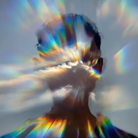 Melted, rays of light, rainbow-colored light, smooth distortion, faceless person, male head