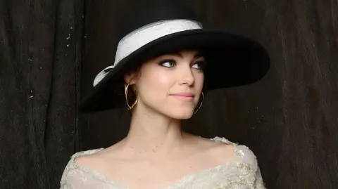 Retrato de mujer con sombrero.