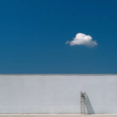 Ein große wand unter himmel und ein klein stück Wolke mit einem hoch gestellte Leiter. es soll ähnli