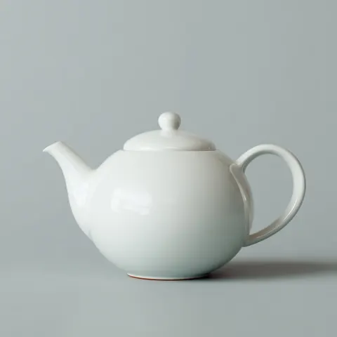 A rounded teapot with a soft and full-bodied silhouette