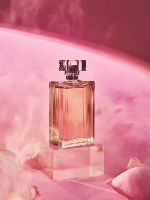 Perfume advertisement picture, high-end, with perfume in the middle